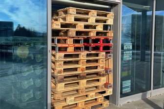 Offene Türen am Sonntag bei Netto in Auerbach: Was ist passiert? - Diese unkonventionelle „Nottür“ bei Netto sorgte am Sonntag in Auerbach für Verwunderung.