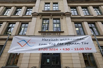 Offene Türen an Schulen in Hohenstein-Ernstthal und Gersdorf - Die Evangelische Oberschule Gersdorf weist mit einem Transparent auf ihren Tag der offenen Tür hin.