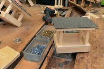 Offene Werkstatt im Umweltzentrum Oberlauterbach - Zur Offenen Werkstatt im Umweltzentrum kann man eigene Projekte umsetzen - zum Beispiel Futterhäuser bauen.