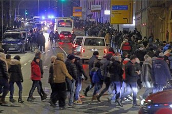Offener Brief gegen "Corona-Spaziergänge": Auch Freibergs Oberbürgermeister hat unterschrieben - Auch am Montag waren wieder hunderte Gegner der Corona-Maßnahmen in Freiberg unterwegs.