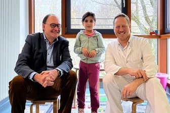 Offener Schienbeinbruch: „Friedensdorf“-Kind erfolgreich in Zeisigwaldkliniken in Chemnitz operiert - Fatima wurde vom Theologischen Geschäftsführer Michael Veihelmann (links) und vom Leitenden Oberarzt Dr. Fabian Kübler verabschiedet