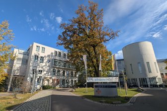Offener Streit: Landkreis Mittelsachsen trennt sich von Klinikriese Sana: Was bedeutet das? - Der Kreis Mittelsachsen will dem Sana-Klinikkonzern dessen Minderheitsanteile von 24 Prozent am Krankenhaus Freiberg abkaufen.