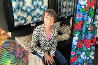 Offenes Atelier zu Pfingsten: Alte Stickerei Grünbach hebt Schatz der vogtländischen Textilindustrie - Heidi Lippert hat den Farbtonschatz (links) für das Bedrucken der Dekostoffe gerettet.