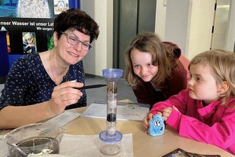 Offenes Gesundheitsamt: Erzgebirge beteiligt  sich  an Premiere - Katrin Fiedler erklärte in Aue den beiden Mädchen Alix (9) und Zena (5), wie ein Wasserfilter funktioniert. 