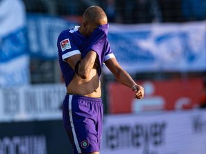 Offensiv zu harmlos: Erzgebirge Aue verpasst Sprung auf Rang drei -             Aues Louis Samson ärgert sich über sein Eigentor.