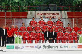 Offensive bei den Crimmitschauer Eispiraten bereitet Sorgen - Mit dem Team gehen die Eispiraten in die neue Saison. Hintere Reihe (von links): Scott Feser, Marius Demmler, Niklas Heyer, Scott Timmins. Mittlere Reihe (von links): Mathias Eisenblätter (Gesellschafter), Ronny Bauer (Gesellschafter/Teammanager), Dr. Hendrik Baum (Teamarzt), Alina Köhler (Physiotherapeutin), Klaus Schietzold (Mannschaftsleiter), Dr. Matthias Modes (Teamarzt), Thore Weyrauch, Luca Gläser, Vincent Schlenker, Lukas Vantuch (nicht mehr im Kader), Ole Olleff, Kelly Summers, Gregory Kreutzer, David Handschuhmacher (Physiotherapeut), Chris Franke (Physiotherapeut), Jörg Buschmann (Geschäftsführer), Enrico Muschter (Sportpark Meerane). Vordere Reihe (von links): Luka Gracnar, André Schietzold, Dominic Walsh, Patrick Pohl, Trainer Marian Bazany, Co-Trainer Andrew Hare, Mathieu Lemay, Mario Scalzo, Felix Thomas, Christian Schneider. Es fehlen Willy Rudert und Támas Kánya. 