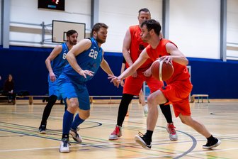 Offensivflaute: Freiberger Korbjäger lassen gegen Primus Punkte liegen - Erneut ohne Beute: Die ATSV-Korbjäger um Paul Gabriel haben auch das Rückspiel gegen den BC Dresden IV in eigener Halle verloren.