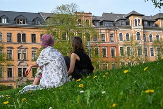 Offizielle Zahlen verraten: Wer zieht nach Chemnitz – und wer geht weg? - An einem ganz normalen Tag kommen in Chemnitz im Schnitt sechs Babys zur Welt, zehn Menschen sterben. Die Anzahl der täglichen Zu- und Wegzüge liegt weit darüber.