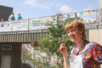 Offizieller Start der Stadtwirtschaft: Wo in Chemnitz gewimmelt und gewuselt wird - Grafikdesignerin Kati Hollstein war einer der ersten Mieterinnen in der Stadtwirtschaft und hat auch die Plakate für das Eröffnungsfest entworfen.
