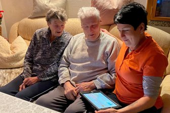 Oft der einzige Besuch zum Fest: Schwester Kerstin macht Weihnachtspflege mit Herz - Kerstin Kraft (rechts) bespricht mit Hannelore und Walter Hammer die Pflege der nächsten Tage. Weihnachten nimmt sie sich immer ein bisschen mehr Zeit für die Patienten.