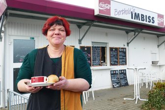 „Oft sieht es hier aus wie Sau“: Imbisschefin an B 174 hat Herz für Trucker – auch wenn das oft nicht einfach ist - Seit fast 30 Jahren betreibt Manja Berthold den Imbiss am Rastplatz der Freundschaft.