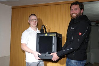 Oh du fröhliche Plätzchenzeit: So sieht die Arbeit der Mülsener Garagentüftler im Advent aus - Stefan Stößel (v. l.) und Patrick Zappe vor ihrer Tüftlergarage. Beide tragen ihren neuen 3D-Drucker für individuelle Plätzchen-Ausstechformen.