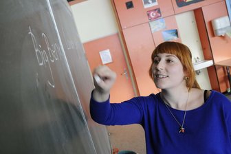 Ohne Abitur in fünf Jahren vom Oberschüler zum Lehrer: Das verbirgt sich hinter Sachsens neuem Schulversuch - Nach der Mittleren Reife in fünf Jahren zum Lehrer: Der Freistaat Sachsen will die Ausbildung von Oberschülern zu Lehrkräften erleichtern – auch ohne Abitur.