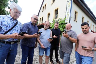 Ohne Anschluss an die Außenwelt: Warum Halsbach wochenlang von Internet und Festnetz abgeschnitten ist - Kein Anschluss in Halsbach: Abdelilah Lamkhizni, Matthias Böhm, Uwe Herzog, Jens Lent, Udo Klemm und Falk-Uwe Keil (v.r.) suchen eine Verbindung.