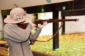 Ohne Böller- und Salutschießen: Zschopau richtet Stadtfest erstmals ohne Schützenverein aus - Ein Gast aus Chomutov auf dem Schießstand an der Thumer Straße in Zschopau.