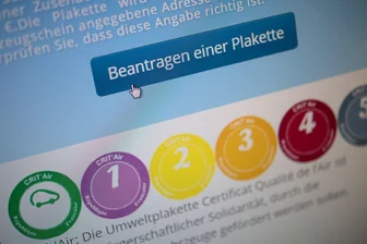Ohne Crit’Air-Plakette droht Frankreich-Urlaubern Bußgeld - Frankreich-Trip geplant? Ohne Crit’Air-Plakette bleiben die französischen Umweltzonen tabu – sonst drohen mindestens 68 Euro Bußgeld.