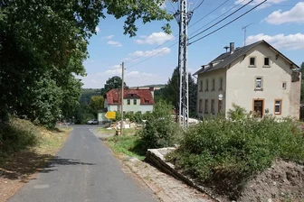 Ohne den schweren Hochwasserschaden wäre die Ortsdurchfahrt Hundsgrün nie so ausgebaut worden - Die Ortsdurchfahrt Hundsgrün - rechts der "Blechnapf" nahe der Kreuzung der Straßen nach Ebersbach und Untereichigt - wird ab dem kommenden Montag bis voraussichtlich Mitte 2024 saniert. 