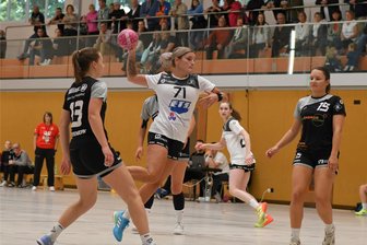 Ohne ein halbes Dutzend Stammspielerinnen: Handball-Oberligist HSG Langenhessen/Crimmitschau verliert in Weißenborn - Nena Mühlmann (am Ball) traf in Weißenborn achtmal für die HSG Langenhessen/Crimmitschau.