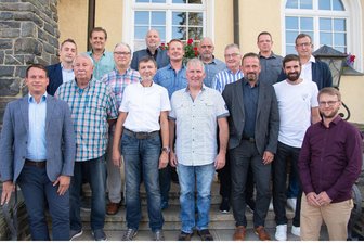Ohne eine einzige Frau: In dieser Stadt im Vogtland regieren ausschließlich Männer - Der neue Schöneck Stadtrat nahm am Montag seine Arbeit auf. Ihm gehören an: CDU: Peter Zeidler, Sven Baumann, Jan Hesse, Rico Müller, Stefan Katz. Freie Wähler: Ralf Jäkel, Ronny Hochmuth, Sven Lorenz, Ingo Penzel. AfD: Hans-Dieter Kersten, Klaus-Dieter Martini, André Müller. Bürger für Schöneck: Frank Seifert, André Rippert, André Fiedler. Es fehlt Andreas Stasch (SPD).