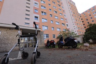Ohne Fahrstuhl im Elfgeschosser in Zwickau: Mieter verärgert - Gehbehinderte, die in den oberen Etagen wohnen, haben es in der Nicolaistraße schwer, wenn der Fahrstuhl ausfällt.