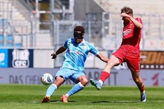 Ohne Fangesänge: Chemnitzer FC dreht bei Heimsieg gegen ZFC Meuselwitz zweifachen Rückstand - CFC-Spieler Dario Gebuhr und Felix Pilger im Zweikampf.