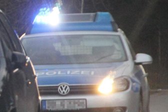 Ohne Führerschein: Erzgebirger liefert sich Autorennen mit Polizei - Etwa 15 Minuten lang hat die Polizei den Erzgebirger verfolgt, ehe er gestellt werden konnte.