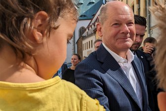 Ohne großes Publikum: Der Bundeskanzler in Freiberg - Bundeskanzler Olaf Scholz (SPD) hat am Freitagmittag das Oberbergamt in Freiberg besucht. Nach seinem Eintreffen ging er vor der Genehmigungsbehörde für alle Bergbauvorhaben im Freistaat auf die wenigen Passanten zu.