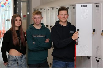Ohne Handy in der Schule: Wie Schüler in Westsachsen wieder miteinander reden lernen - Ida Flechsig, Carlo Zinner und Tim Tröger nehmen das Handyverbot an ihrer Schule in Leubnitz ernst. Das Smartphone bleibt bis zum Schlussklingeln im Spind.