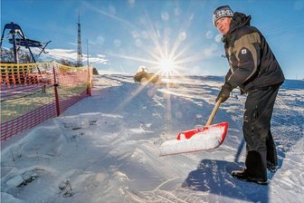 Ohne Kunstschnee: Skilift in Marienberg ab Freitag geöffnet - Lothar Albrecht von der Interessengemeinschaft Skilift Marienberg hat am Donnerstag die letzten Vorbereitungen für die Eröffnung der Skipiste getroffen. Auch der Rodelhang ist präpariert. Am Freitag soll bei Einbruch der Dunkelheit zudem die neue Flutlichtanlage getestet werden.