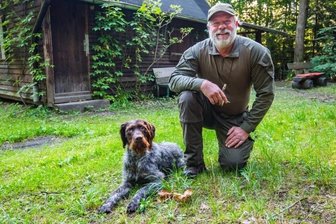 Ohne Manni geht der Förster nicht in den Wald - Uwe Gruber ist der Schneeberger Revierförster. Sein ständiger Begleiter ist Manni vom Hasenpfad, ein Deutsch Drahthaar.