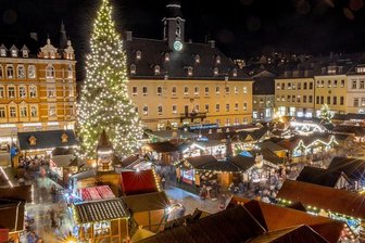 Ohne Masken und 3G-Regel: Annaberg-Buchholz plant Weihnachtsmarkt und Bergparade - Der Annaberg-Buchholzer Marktplatz soll sich ab Ende November wieder eine Weihnachts-Wunderwelt werden. Das Bild wurde 2019 aufgenommen. Im letzten Jahr blieben Weihnachtsbaum und Pyramide allein. 