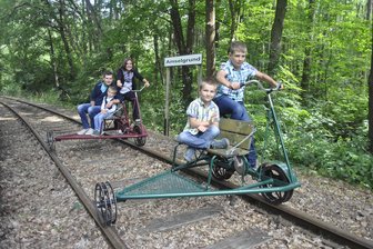 Ohne Motor durchs Chemnitztal: Wie am Aktionstag ohne Abgase gefahren wird - Constanze Kluge-Strohm mit ihrem Mann Lars und den drei Kindern Emil, Oskar und Moritz bei einer Draisinefahrt im Chemnitztal.