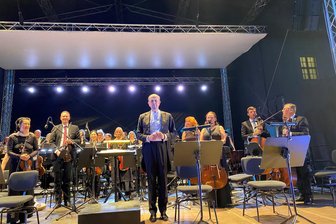 „Ohne Musik sind wir alle leer“: Abschied von Attilio Tomasello in Freiberg - Der frühere Generalmusikdirektor Attilo Tomasello verabschiedete sich beim Konzert in Freiberg.