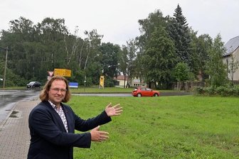 Ohne Personal und Bargeld: Dorf in Westsachsen träumt vom digitalen Laden - Bürgermeister Holger Quellmalz zeigt das Grundstück, welches dem Dorfladen-Betreiber angeboten wird. 