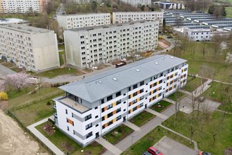 „Ohne Rückbau funktioniert das nicht“: Zwickauer Wewobau macht Neuplanitz schick - Nach dem Vorbild des Blocks im Vordergrund will die Wewobau in Neuplanitz die Häuser Allendestraße 2-8 und 10-20 modernisieren.