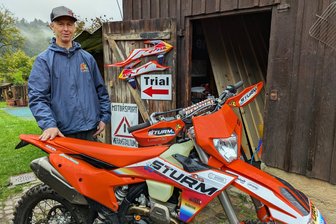 „Ohne sie würde es das Finale der Enduro-WM im Erzgebirge nicht geben“ - Eine eigene Geländemaschine hat Dirk Uhlmann zwar auch. Wichtiger sind für ihn jedoch die Balken im Schuppen, die er für „Rund um Zschopau“ noch herrichten muss.