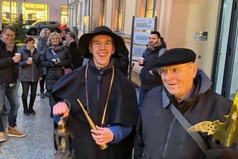 Ohne Spickzettel durchs Dunkel: Ein Abiturient ist Nachtwächter - Meister und Schüler. Wolfgang Richter übergibt die Nachtwächterei bald an Hannes Reinhold - Schnappschuss bei einer von Zahnarzt Jörg Schaller für sein Team gebuchten Führung durch das weihnachtliche Reichenbach.