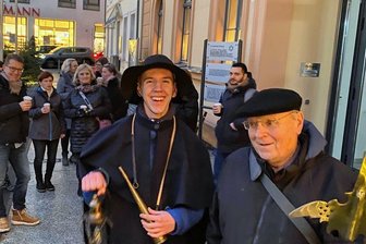 Ohne Spickzettel durchs Dunkel: Ein  Reichenbacher Abiturient ist Nachtwächter - Meister und Schüler. Wolfgang Richter übergibt die Nachtwächterei bald an Hannes Reinhold - Schnappschuss bei einer von Zahnarzt Jörg Schaller für sein Team gebuchten Führung durch das weihnachtliche Reichenbach.