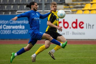 Ohne Torchance: VFC Plauen verliert sang- und klanglos gegen die VSG Altglienicke - Die Gäste aus Berlin waren immer wieder einen Tick vor den Plauener Spielern um Johann Martynets (rechts) am Ball.