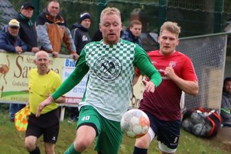 Ohne Trainer zum Sieg - Wieder gefangen: Die Langhennersdorfer um Erik Pomp (v.), hier gegen Marc Schreiber, feierten am Sonntag einen 2:1-Heimsieg.