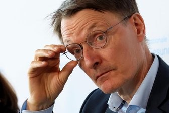 Karl Lauterbach (SPD), Bundesgesundheitsminister, spricht auf einer Pressekonferenz der Nationalen Branchenkonferenz Gesundheitswirtschaft.