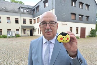 Ohne Unterbrechung Bürgermeister seit 1985: Steffen Ludwig – der König von Reinsdorf - Steffen Ludwig, Bürgermeister von Reinsdorf, besitzt als Glücksbringer diese Biene. Sie liegt auf seinem Schreibtisch.