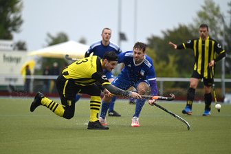 Ohne Wechselspieler: Freiberger Hockeyspieler triumphieren auf Dresdner Naturrasen - Die FHTC-Herren (gelb-schwarze Trikots) führen derzeit die Tabelle der Mitteldeutschen Verbandsliga mit 6 Punkten und 6:0 Toren an.