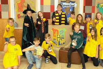 Ohne Zauberstab geht nichts im Limbacher Harry-Potter-Feriencamp - Wie an der Hogwarts-Schule aus den Büchern von Joanne K. Rowling sind auch die Ferienkinder im Harry-Potter-Sommercamp im Schullandheim Limbach in vier Häuser eingeteilt: Gryffindor, Ravenclaw, Slytherin und Hufflepuff. Schullandheim-Leiterin Nicole Fehlau (3. v. l.) mischt munter mit.
