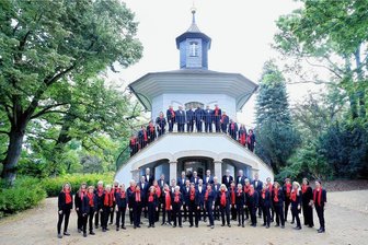 "Ohrwurm to go": Wunschkonzert des Sachsenringchors Zwickau mit Hits von Robert Schumann bis Queen - Der Zwickauer Sachsenringchor vorm Teehaus im Planitzer Schlosspark.