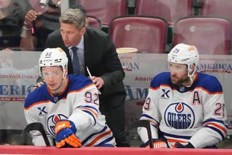 Oilers ziehen Konsequenzen: Neuer Coach für Draisaitl - Kris Knoblauch (hinten) ist nicht mehr der Coach von Leon Draisaitl (r). (Archivbild)