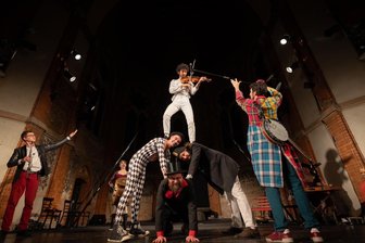 Oktober in der Kulturhauptstadt Chemnitz: Von Laubhütte bis Poetry-Slam - „Tsirk Dobranotch“ ist ein Ensemble, das aus drei Zirkuskünstlern und der weltbekannten Klezmer-Band „Dobranotch“ besteht. Es spielt am 12. Oktober 15 Uhr im Stadthallenpark.
