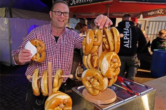 Oktoberfest-Fieber in Westsachsen: Oberwiera meldet ausverkauft, Glauchau verkauft mehr als 600 Tickets und Meerane feiert vier Tage - Zum Oktoberfest in Niederlungwitz gibt es - wie schon in den letzten Jahren - wieder Brezeln aus der Bäckerei Zwicker. Preis: 2 Euro pro Stück.
