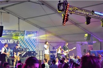 Oktoberfest im Freibad Erdmannsdorf: Wenn das Salz von den Brezeln fliegt - Die Band Bergluft aus dem Münchner Land hat den Besuchern beim Oktoberfest in Erdmannsdorf ordentlich eingeheizt.