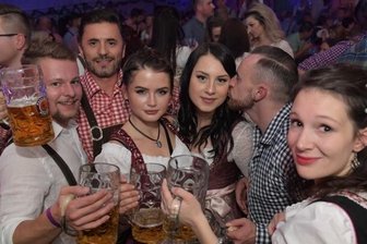 Dominic Groß, Toni Spahao, Sarah Georgi, Laura Wurmseider, Matthias Heidelk und Lydia Keller (v.li.) haben beim Oktoberfest in Aue mitgefeiert.